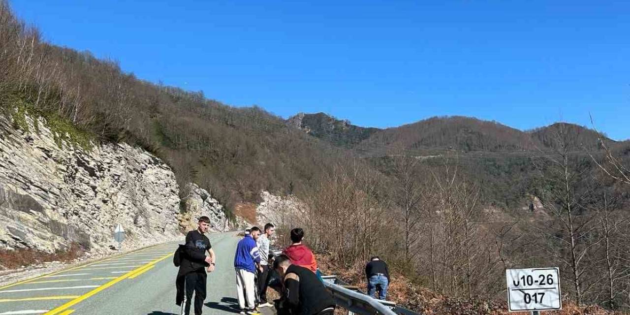 Karayolunun Kenarına Atılan Çöpleri Temizlediler