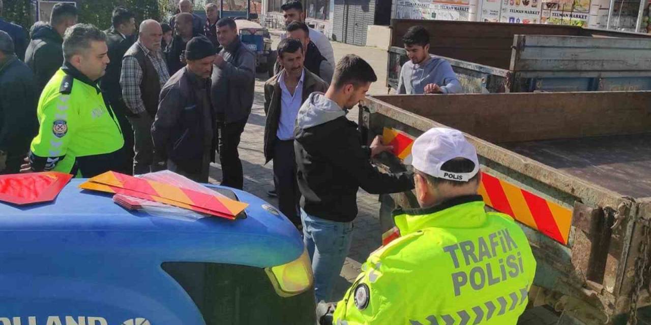 Manisa’da Traktörlere Reflektör Ve Tepe Lambası Takıldı