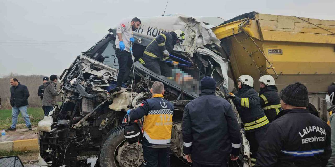 Edirne’de İki Kamyonun Çarpıştığı Kazada Bir Sürücü Feci Şekilde Hayatını Kaybetti