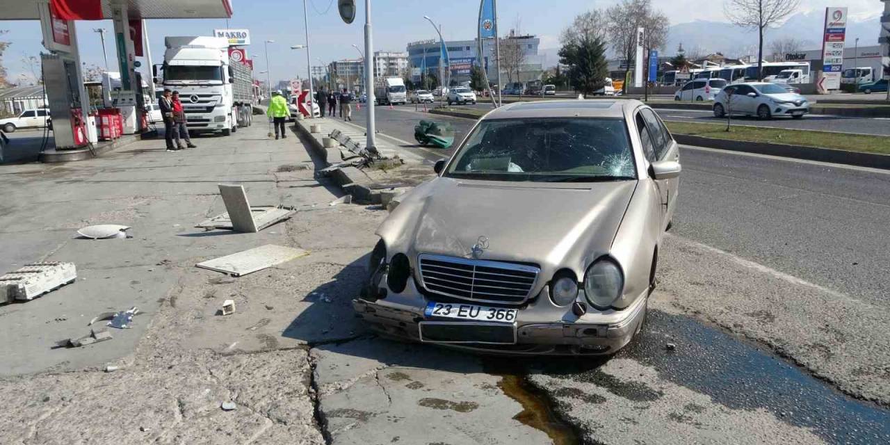 Kontrolden Çıkan Otomobil Akaryakıt İstasyonuna Daldı