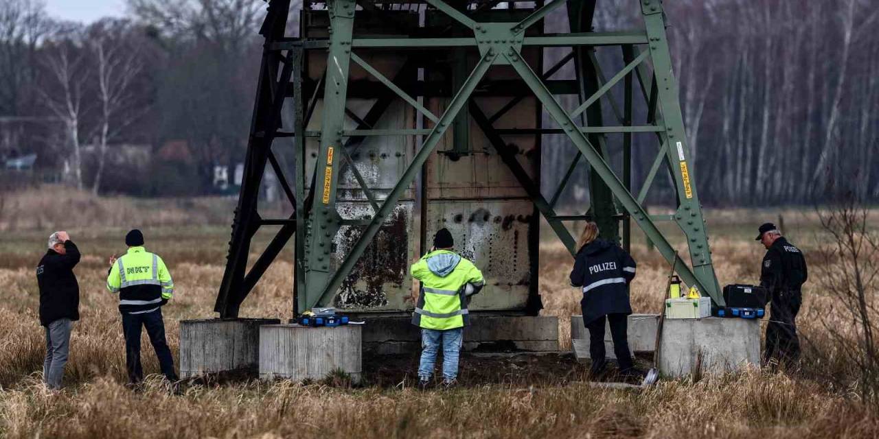 Almanya’da Elektrik Direğinde Çıkan Yangın Tesla Fabrikasında Üretimi Durdurdu