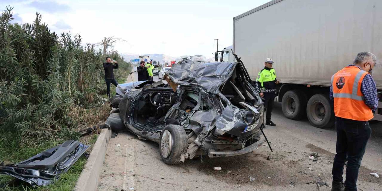 Adana’da Otomobil Karşı Şeride Geçip Midibüse Çarptı: 2 Ölü, 14 Yaralı