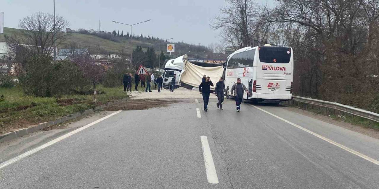 Yalova’da Devrilen Mıcır Yüklü Tıra Otobüs Çarptı