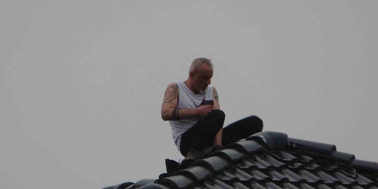 Geçen Sene Kız Arkadaşını Rehin Almıştı, Bugün Çatıya Çıkarak Silahla Dehşet Saçtı