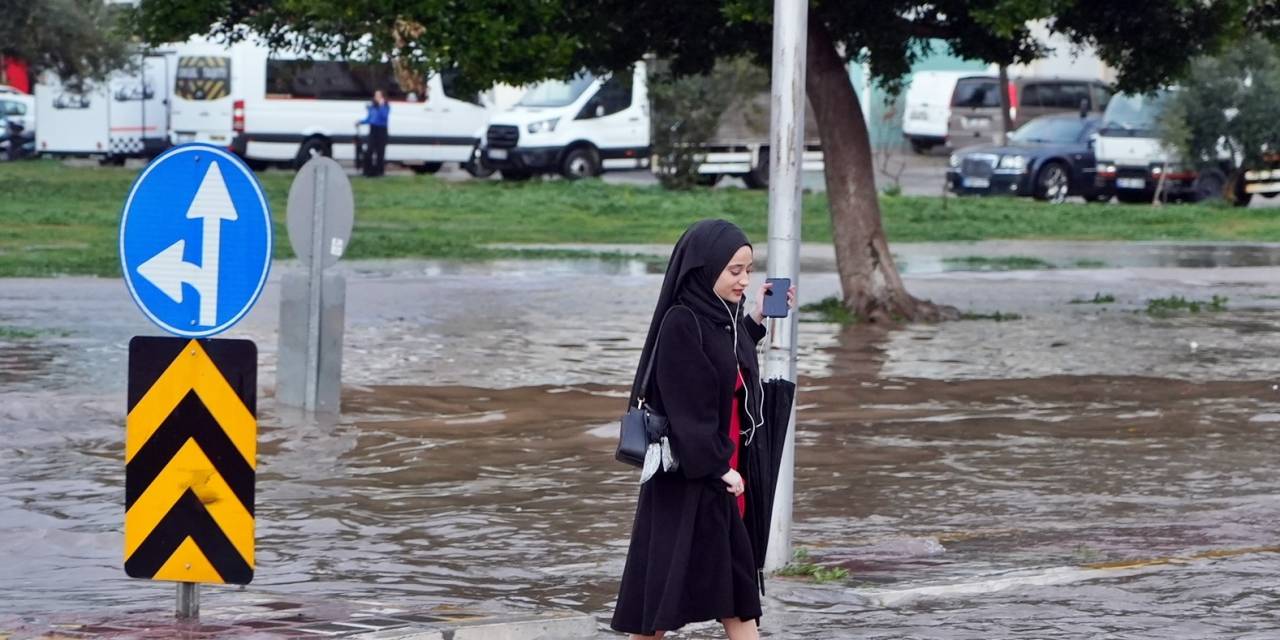 Antalya’da Sağanak İş Çıkışı Bastırdı, Hayat Felç Oldu