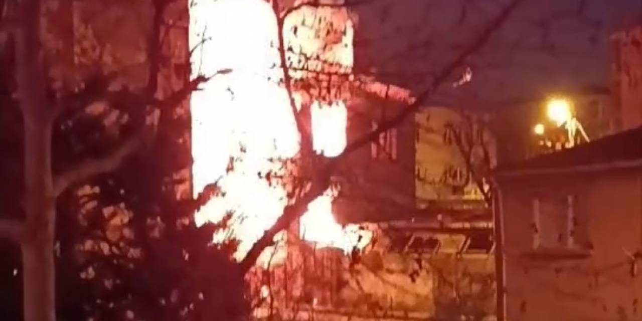 Büyükçekmece’de Tarihi Ahşap Bina Alev Alev Yandı