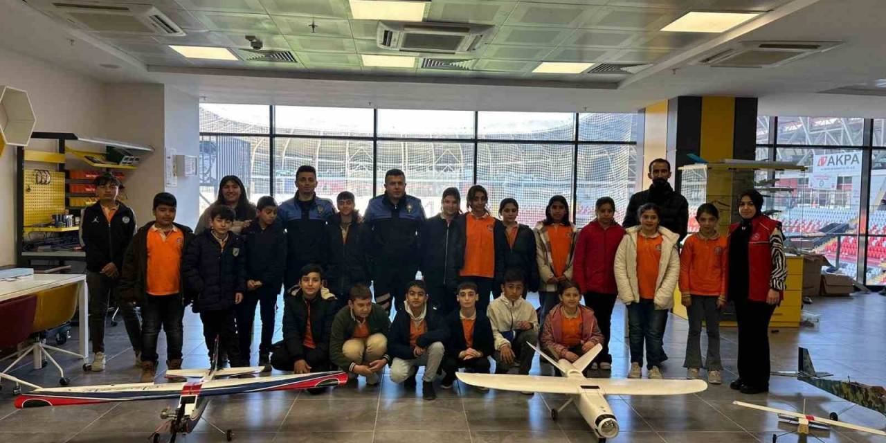Polisler Tarafından Çocuklara İnovasyon Merkezi Gezdirildi