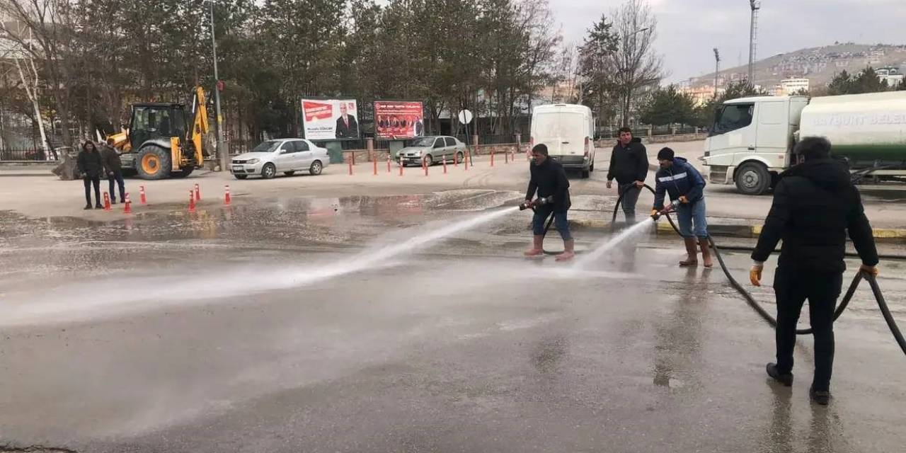 Yollar Basınçlı Suyla Yıkanıyor Çevre Temizliği Aralıksız Devam Ediyor