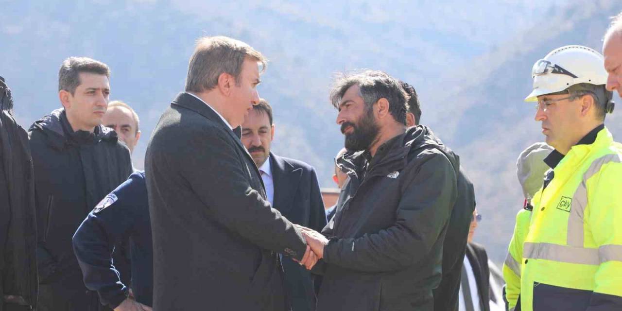 Vali Aydoğdu, Göçük Altında Kalan İşçilerin Ailelerini Ziyaret Etti