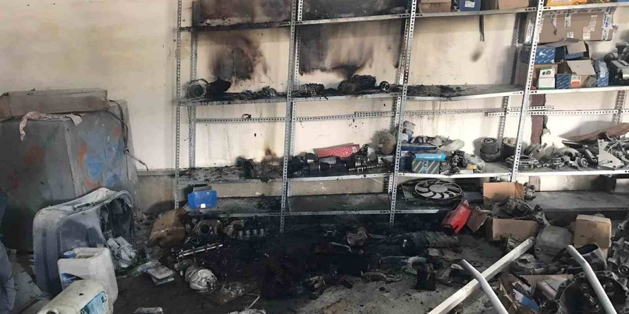 İskenderun’da Sanayi Sitesi’nde İş Yeri Yangını Çıktı