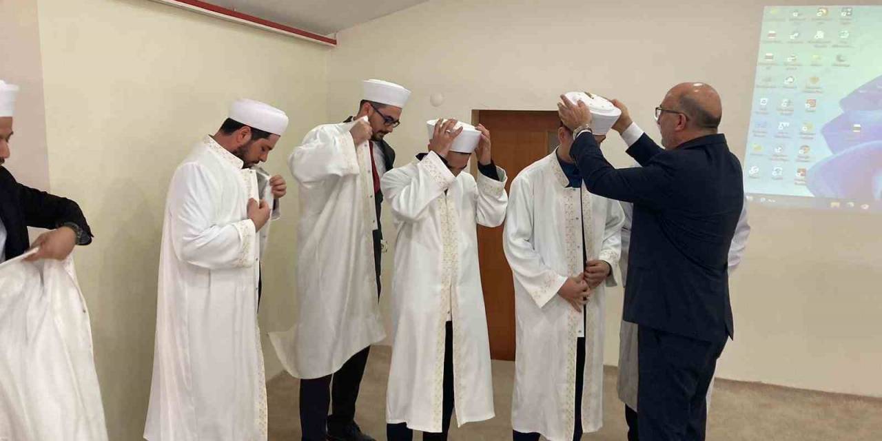 Göreve Yeni Başlayan Müftülük Personeli Sarık Ve Cübbe Giydi