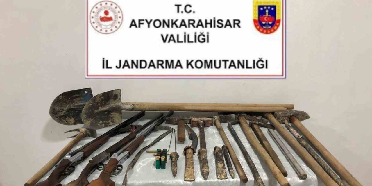 Mezarlık Yanında Define Arayan 4 Kişiyi Jandarma Suçüstü Yaptı