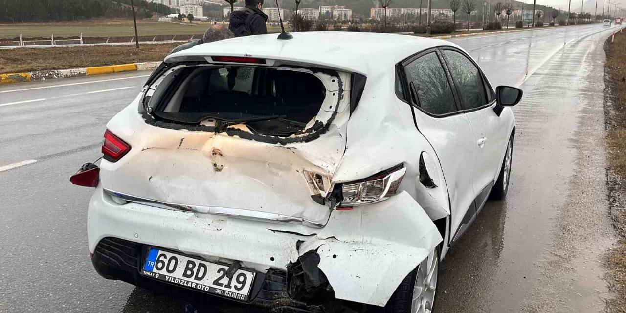 Otomobil İle Tır Çarpıştı: 2 Yaralı