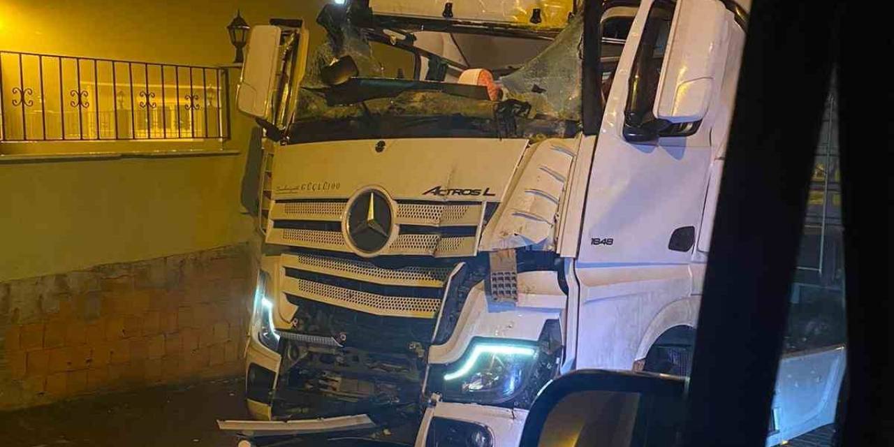 Tır Elektrik Direğine Çarptı