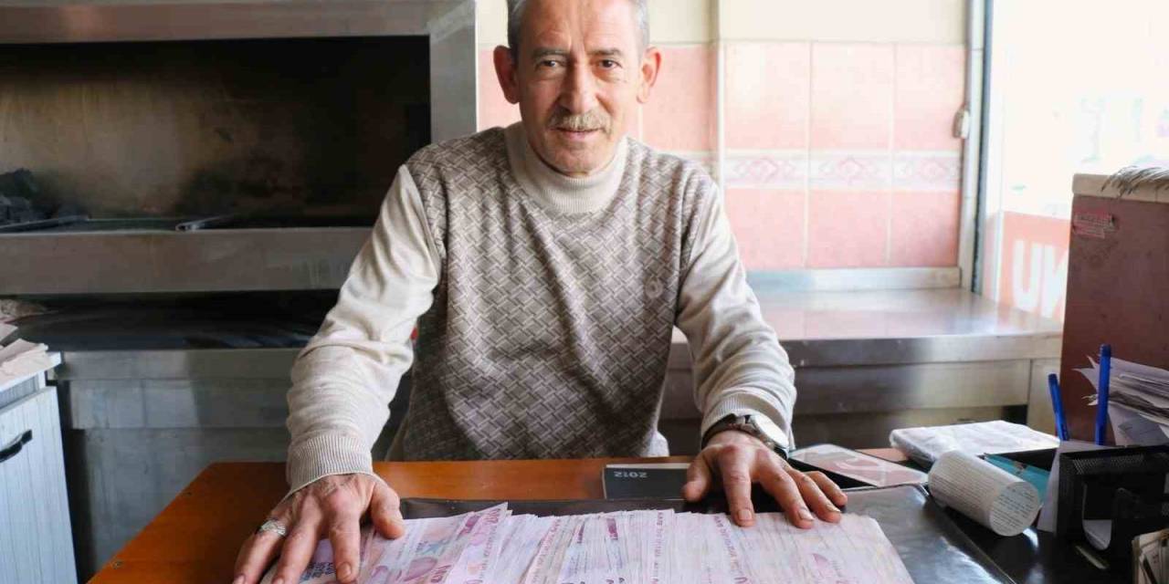 Atm’de Bulduğu 19 Bin 800 Lirayı Görevlilere Teslim Etti