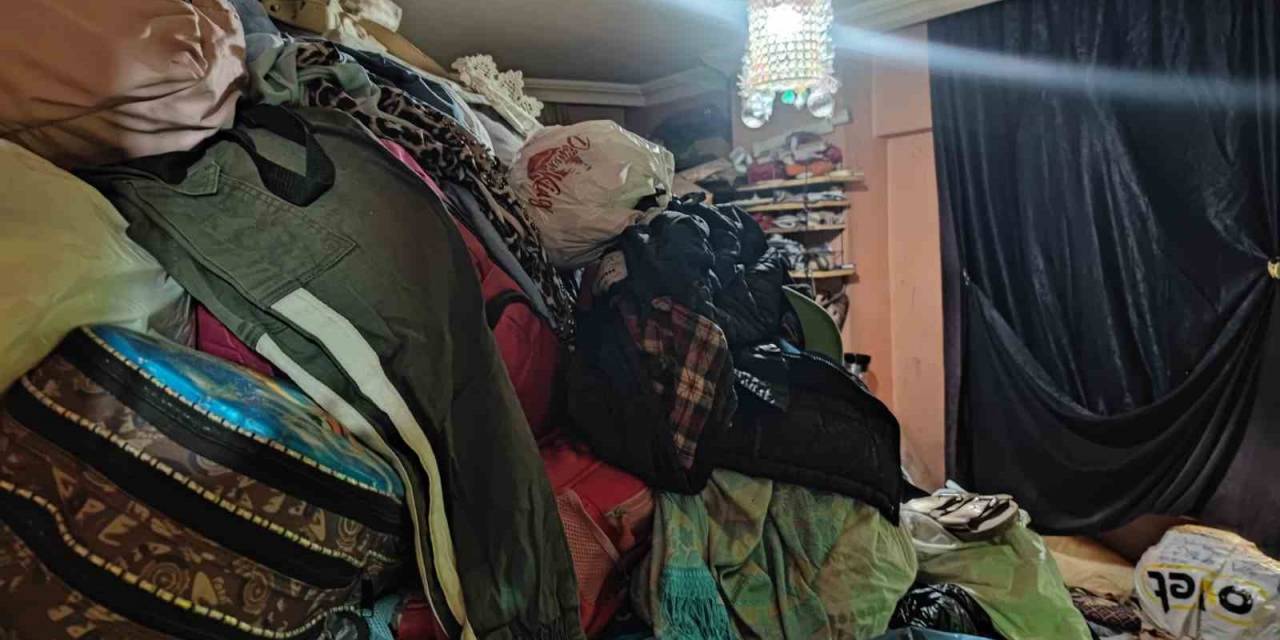 Sultangazi’de Bir Evden 7 Kamyon Çöp Çıktı