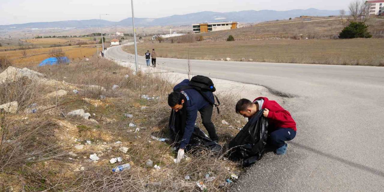 Yol Kenarındaki Atıklardan Rahatsız Olan İki Öğrenci Kolları Sıvadı, 160 Kilogram Çöp Topladı