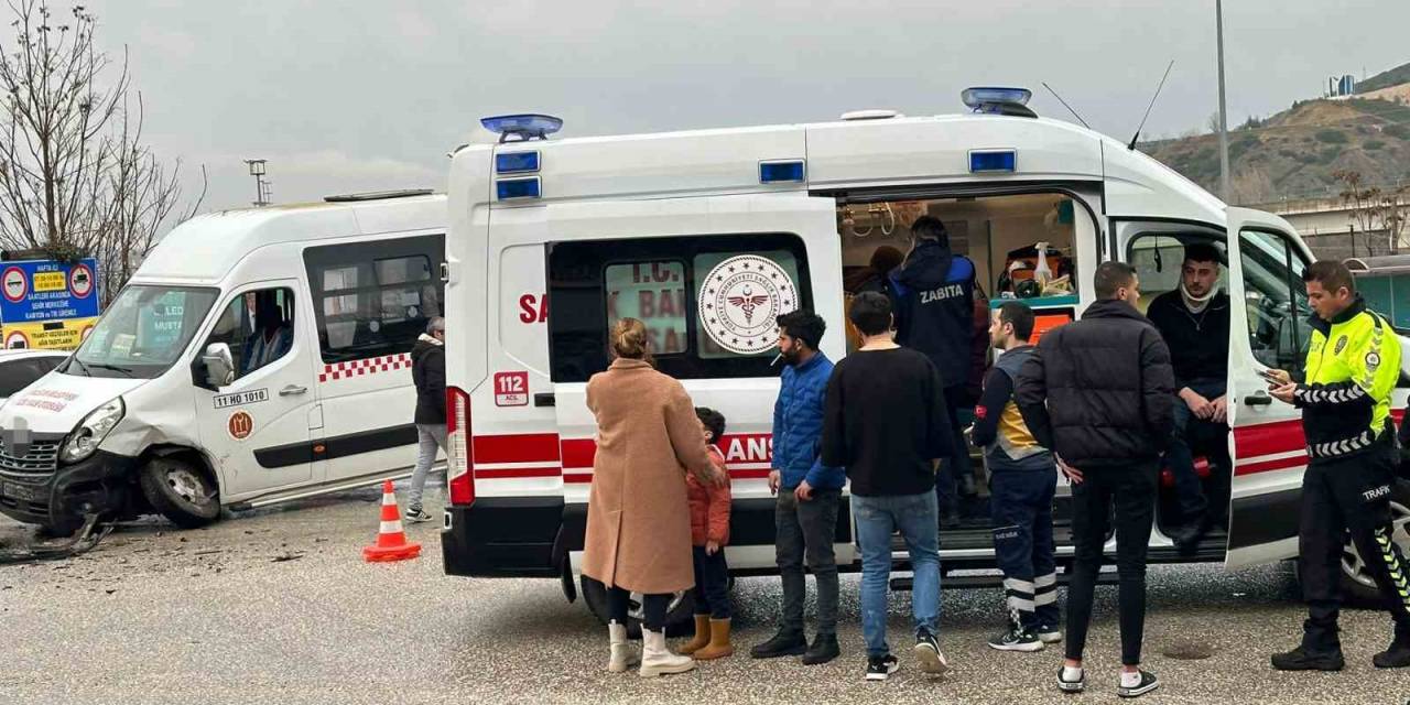 Bilecik’te Yolcu Minibüsü İle Otomobil Çarpıştı, 4 Kişi Yaralandı