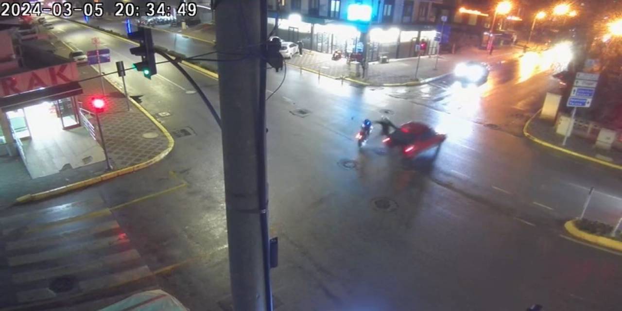 Kırmızı Işık İhlali Yapan Motosikletli Otomobil İle Böyle Çarptı
