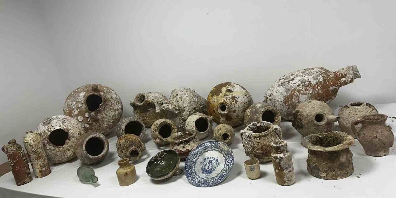 Çanakkale’de Bir Evde Çok Sayıda Tarihi Eser Ve Uyuşturucu Ele Geçirildi