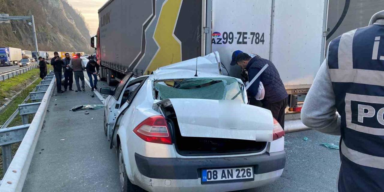 Artvin’de Otomobil Duran Tıra Arkadan Çarptı: 1 Yaralı