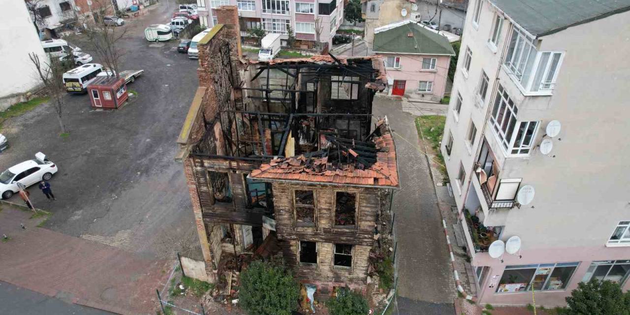 Büyükçekmece’de Rumlardan Kalma 121 Yıllık Tarihi Ahşap Bina, Kül Oldu