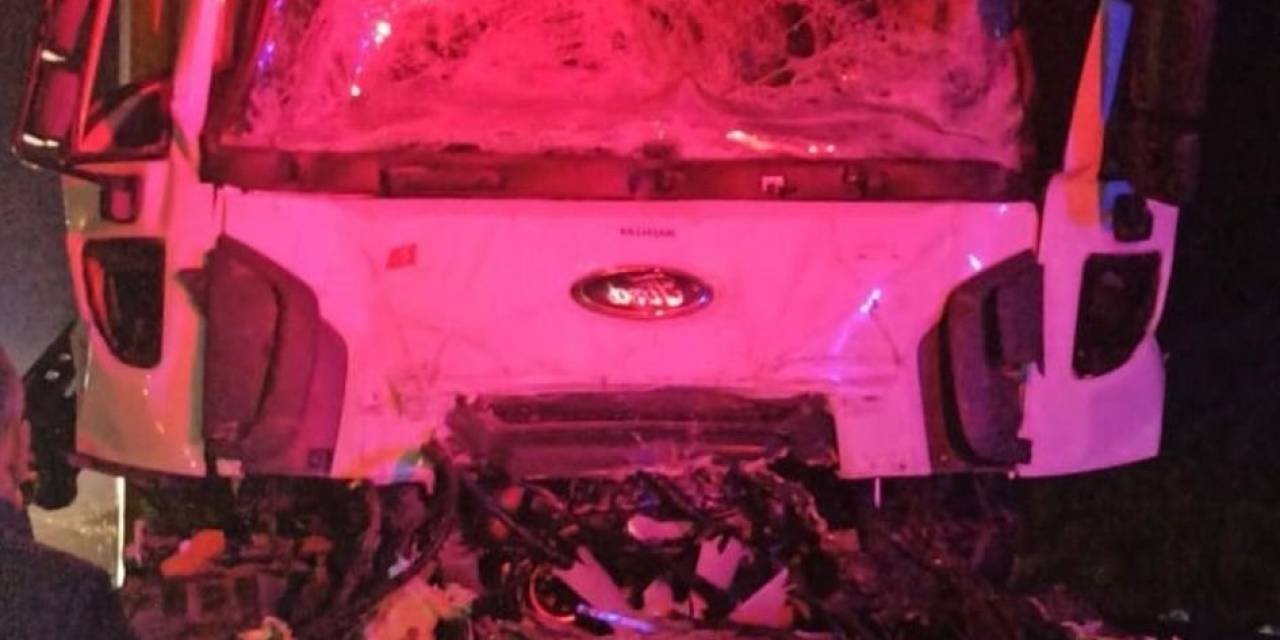 Kamyona Arkadan Çarpan Tırın Sürücüsü Hayatını Kaybetti
