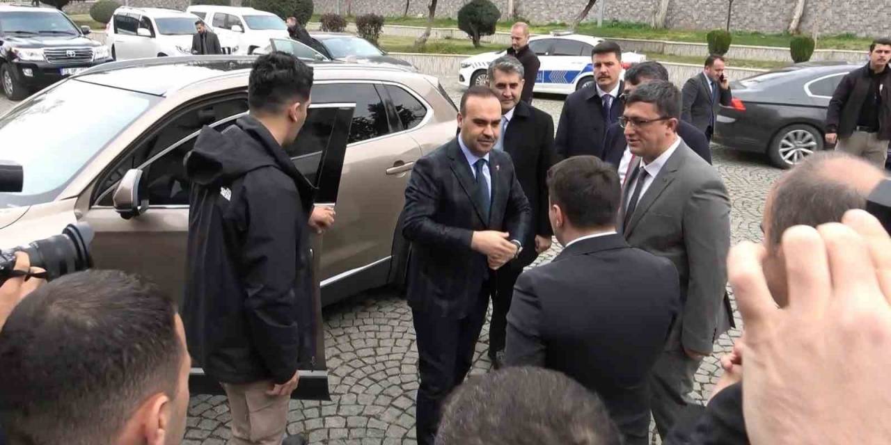 Bakan Kacır Kendi Kullandığı Togg İle Valiliği Ziyaret Etti