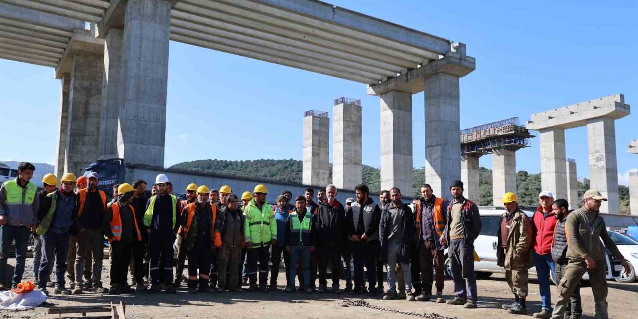 Aydın-denizli Otoyolu’nda Çalışan İşçiler, Aylardır Paralarını Alamadıkları Gerekçesiyle Grev Başlattı