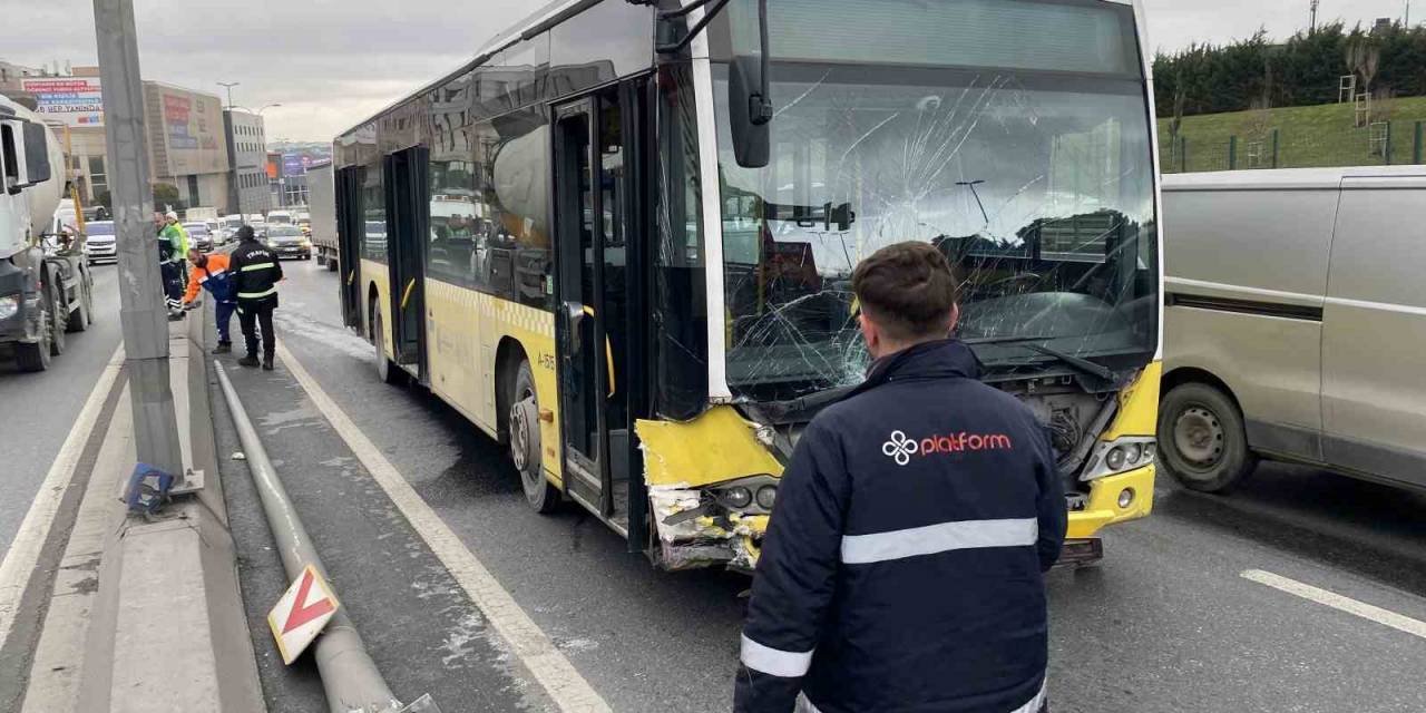 Otomobilin Otobüse Çarptığı Anlar Kamerada: 2 Yaralı