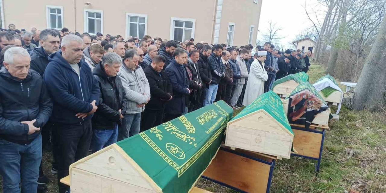 İstanbul’da Kazada Ölen 5 Kişilik Aile Samsun’da Toprağa Verildi