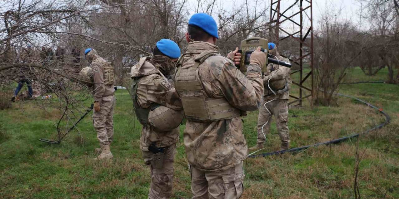 Şanlıurfa’da Terör Operasyonunda Gözaltına Alınan Şüpheliler Jandarmada