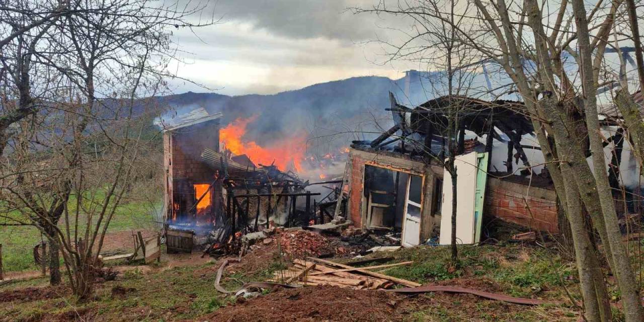 Alevlere Teslim Olan 3 Katlı Ev Küle Döndü