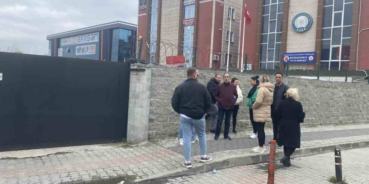 Büyükçekmece’de Skandal İddia: Okul Müdürü Veliyi Ve Öğrencileri Darp Etti