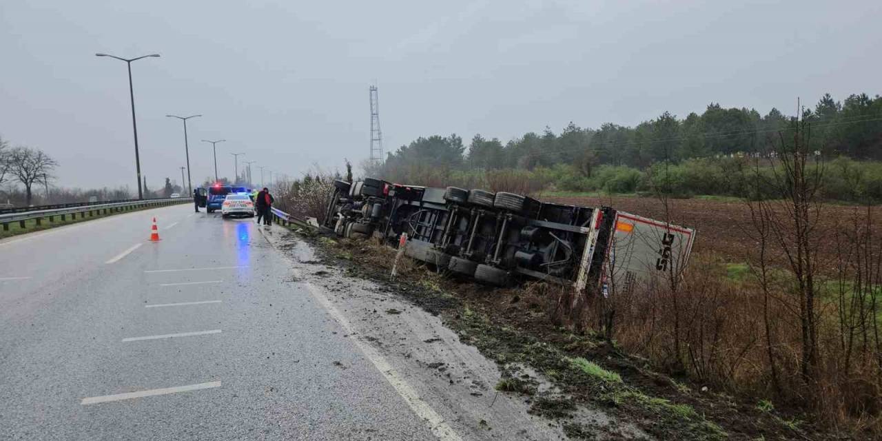 Edirne’de Porselen Yüklü Tır Devrildi