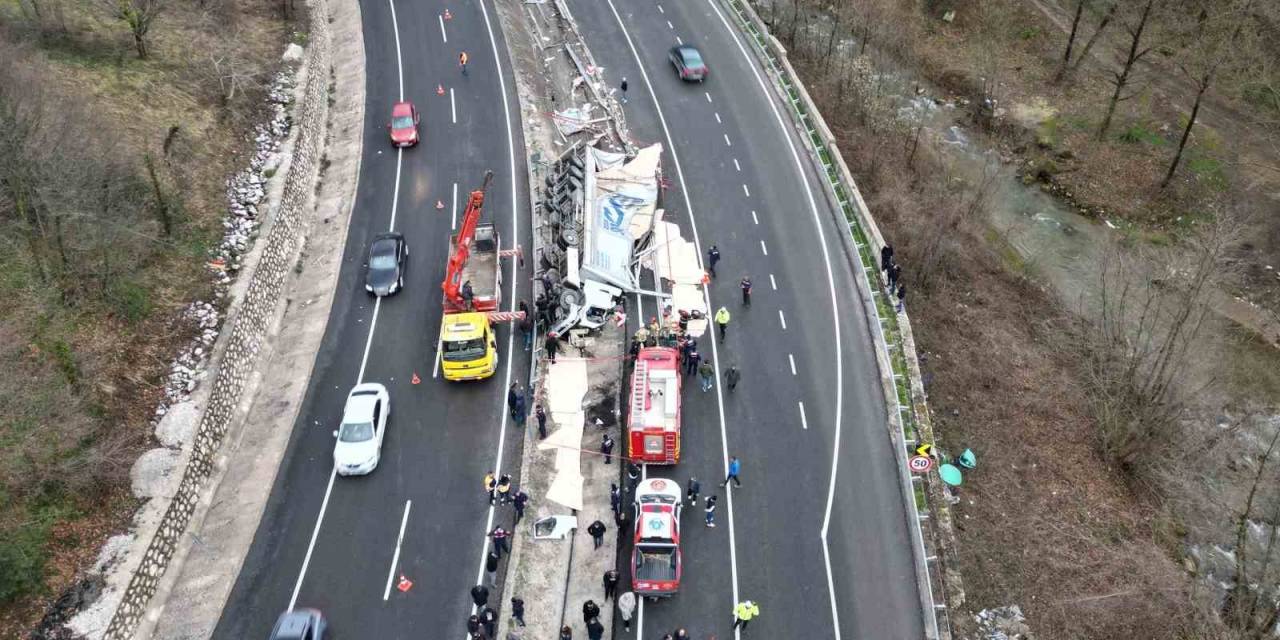 Kontrolden Çıkan Tır Refüje Daldı: 1 Ölü