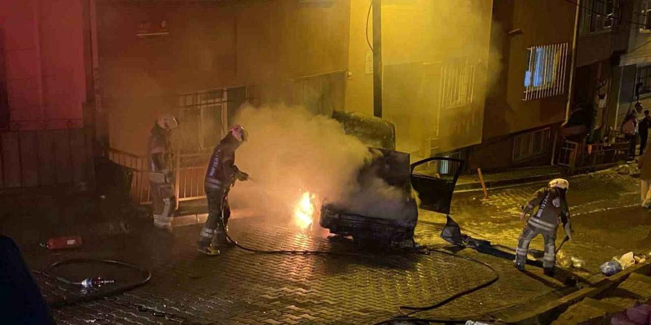 Kağıthane’de Park Halindeki Araç Alev Alev Yandı