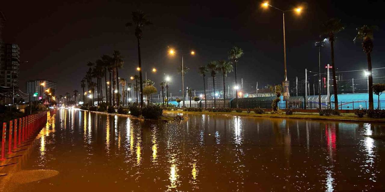 İskenderun’da Şiddetli Yağışla Birlikte Caddeler Göle Döndü