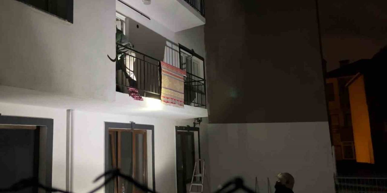 Uyuyakalan Karısını Balkondan Girerek Uyandırdı