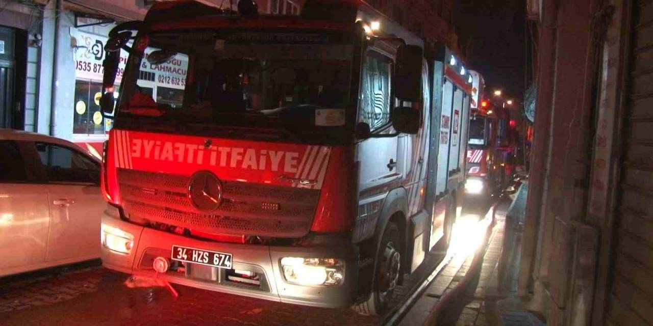 Fatih’te 5 Katlı Binanın Çatısında Korkutan Yangın