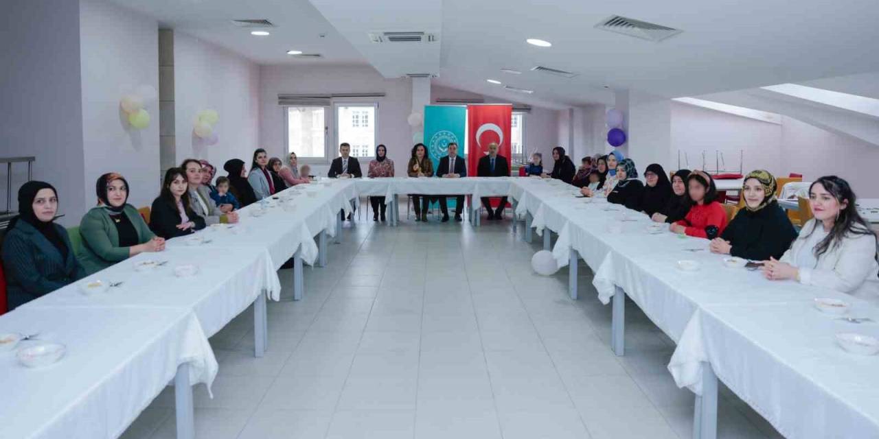 Vali Eldivan Eşiyle Birlikte Koruyucu Aileler İle Bir Araya Geldi