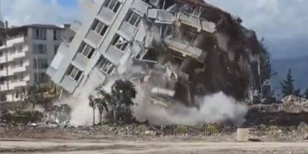 Halatla Çekilen 6 Katlı Binanın Domino Taşı Gibi Devrildiği Anlar Kamerada