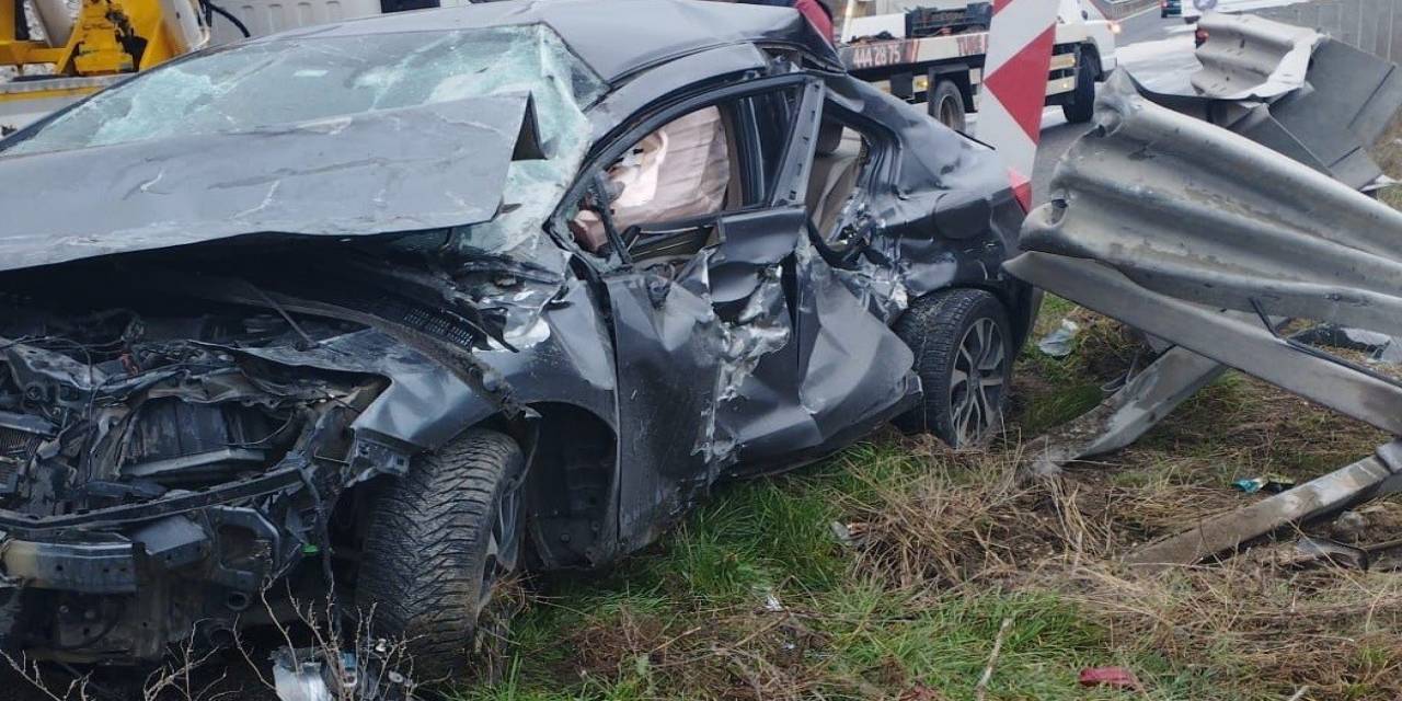 Bozüyük’te Bariyerlere Çarpan Otomobil Sürücüsü Yaralandı