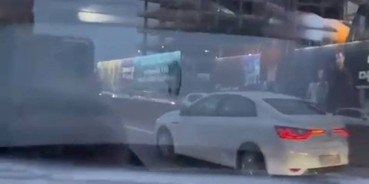 Kadıköy’de Araca Çarpan İett Şoförü, Sürücüyü Ezmeye Çalıştı