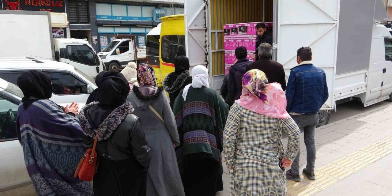 Vanlı İş Adamından Bin Aileye Ramazan Yardımı