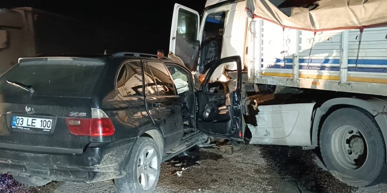 Tırla Çarpışan Otomobilde 3’ü Polis Memuru 4 Kişi Yaralandı