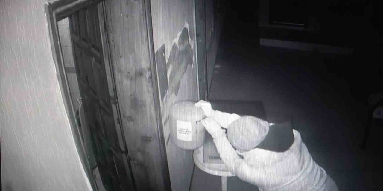 Camideki Yardım Toplama Kutusunu Gözüne Kestiren Hırsız Suçüstü Yakalandı