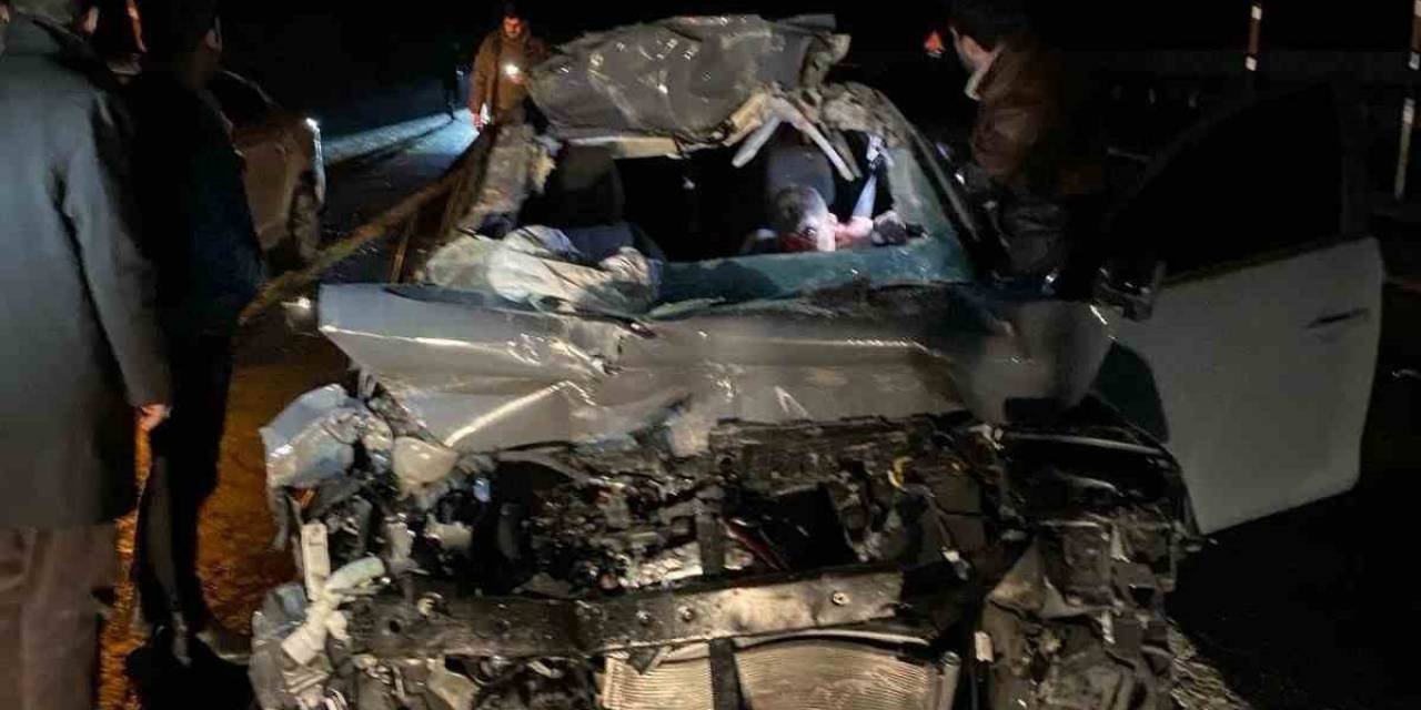 Otomobil Odun Yüklü Kamyona Çarptı: 1 Ölü