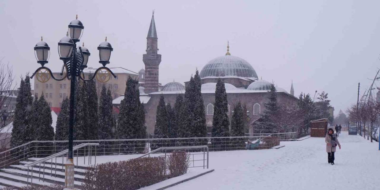 Erzurum’da Mart Kapıdan Baktırdı