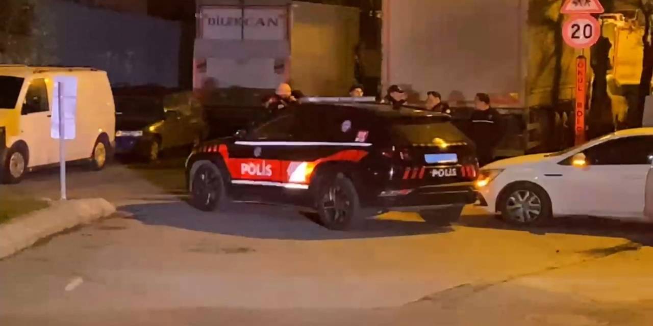 Kağıthane’de Hareketli Dakikalar Kamerada: Polisten Kaçtılar, 80 Suç Kaydı, Silahlar Ve Uyuşturucu Çıktı